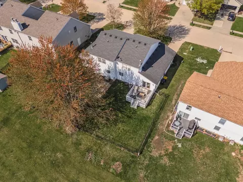 1306 Beacon Hill Ct, Normal, IL 61761 photo 2