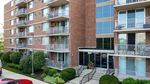2201 S Highland Ave #5L, Lombard, IL 60148