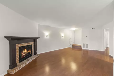 Living - 1475 Johnstown Ln #C, Wheaton, IL 60189 photo 2 of 4