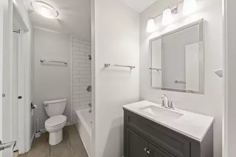 Bath - 1475 Johnstown Ln #C, Wheaton, IL 60189 photo 2 of 2