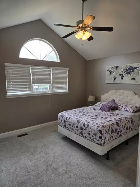 Bedroom - 423 Harvard Ln, Bartlett, IL 60103 photo 1 of 4