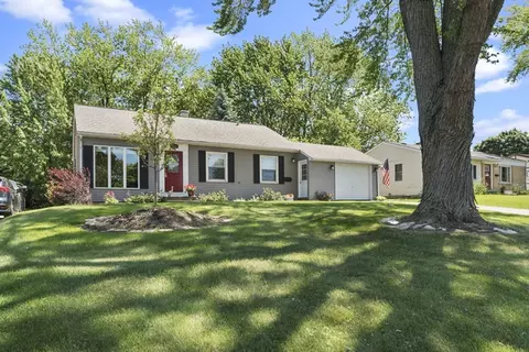 7621 Woodridge Dr, Woodridge, IL 60517