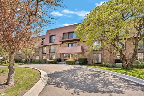 4000 Dundee Rd #108, Northbrook, IL 60062
