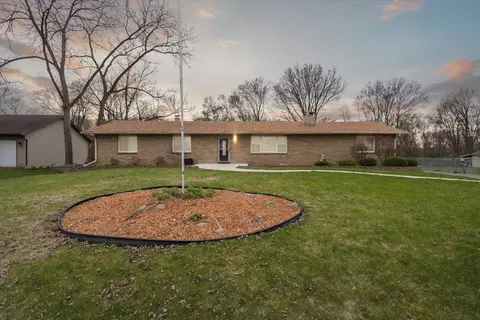 911 Crystal Dr, Machesney Park, IL 61115