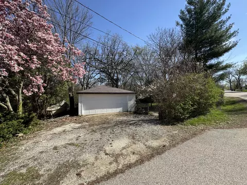 Exterior - 404 Nippersink Dr, Mchenry, IL 60050 photo 6 of 6