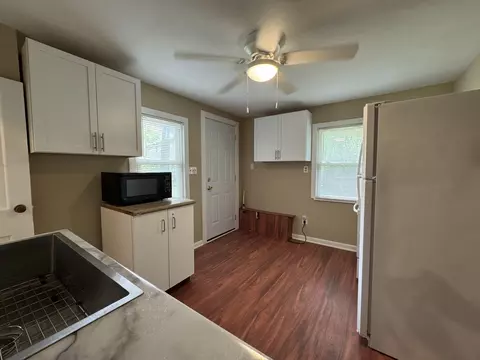 Kitchen - 404 Nippersink Dr, Mchenry, IL 60050 photo 2 of 2