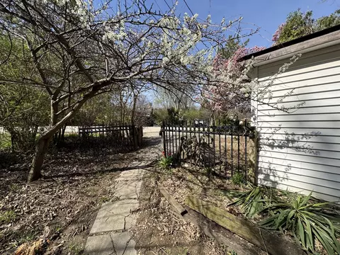 Exterior - 404 Nippersink Dr, Mchenry, IL 60050 photo 5 of 6