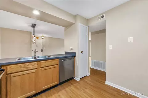 Kitchen - 4704 Euclid Ave #1A, Rolling Meadows, IL 60008 photo 4 of 4