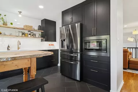 Kitchen - 4175 Hudson Dr, Hoffman Estates, IL 60192 photo 3 of 5