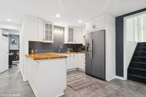 Kitchen - 4175 Hudson Dr, Hoffman Estates, IL 60192 photo 5 of 5