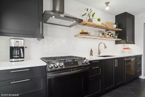 Kitchen - 4175 Hudson Dr, Hoffman Estates, IL 60192 photo 2 of 5