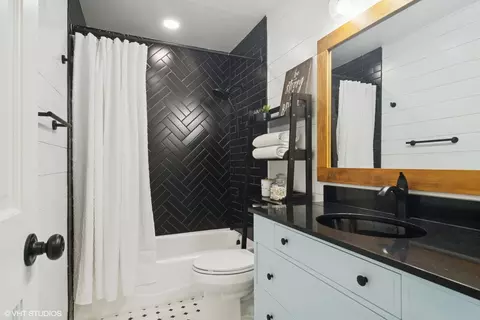 Bath - 4175 Hudson Dr, Hoffman Estates, IL 60192 photo 1 of 2