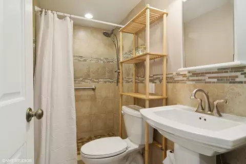 Bath - 4175 Hudson Dr, Hoffman Estates, IL 60192 photo 2 of 2