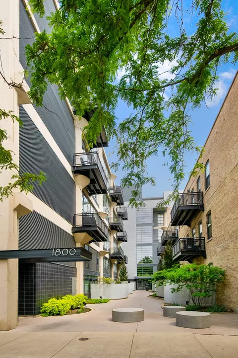 1800 W Grace St #601, Chicago, IL 60613