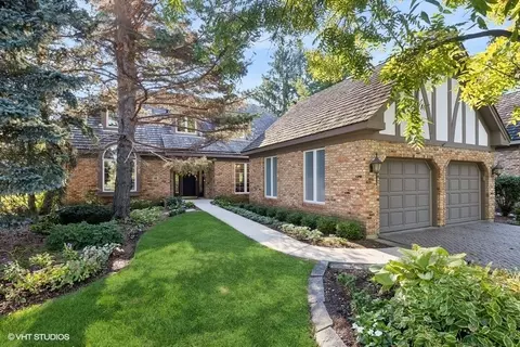 16 Lake Ridge Club Ct, Burr Ridge, IL 60527