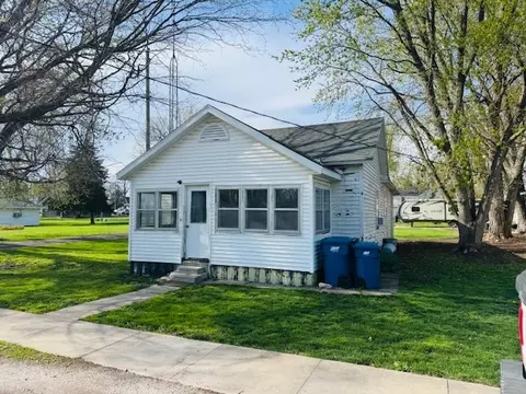 401 E Wood St, Colfax, IL 61728