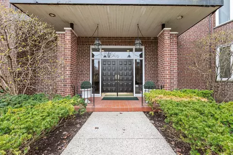 1290 N Western Ave #301, Lake Forest, IL 60045