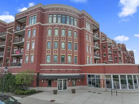 225 E Main St #512, Roselle, IL 60172