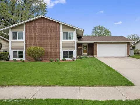 6433 Taylor Dr, Woodridge, IL 60517