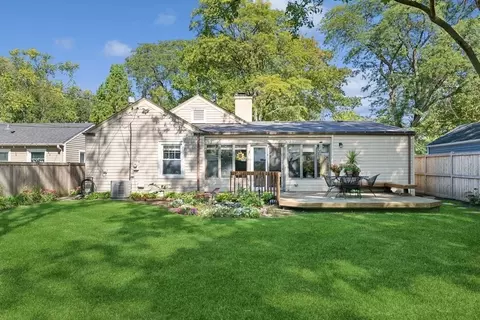Exterior - 1717 Maple Ave, Northbrook, IL 60062 photo 2 of 11