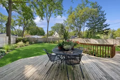 Exterior - 1717 Maple Ave, Northbrook, IL 60062 photo 4 of 11