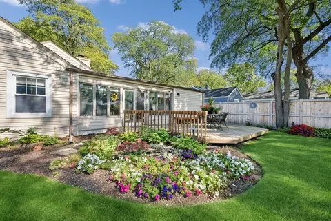 Exterior - 1717 Maple Ave, Northbrook, IL 60062 photo 5 of 11
