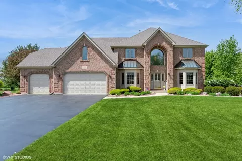 13 W Royal Oaks Dr, Bristol, IL 60512