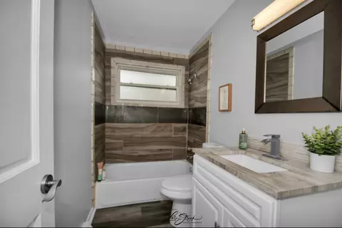 Bath - 2917 Nottingham Ave, Markham, IL 60428 photo 1 of 1