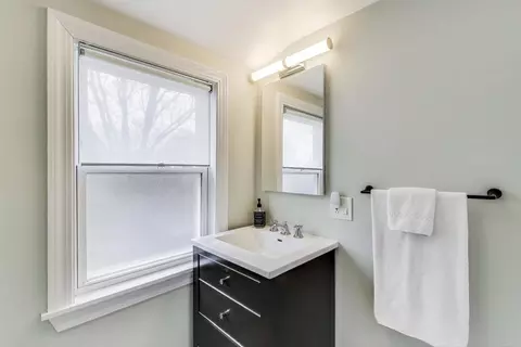 Bath - 974 S 2nd Ave, Des Plaines, IL 60016 photo 3 of 3