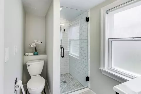 Bath - 974 S 2nd Ave, Des Plaines, IL 60016 photo 2 of 3