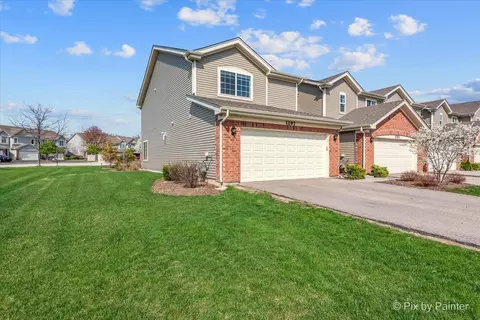 1297 W Lake Dr, Cary, IL 60013
