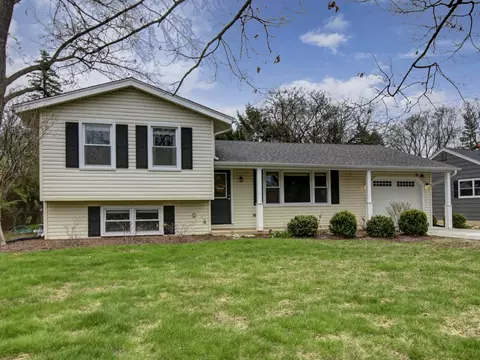 3 S165 Cherrywood Ln, Glen Ellyn, IL 60137