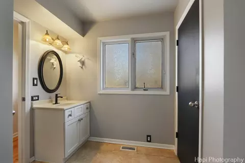 Bath - 28356 N High View Rd, Mchenry, IL 60051 photo 3 of 5