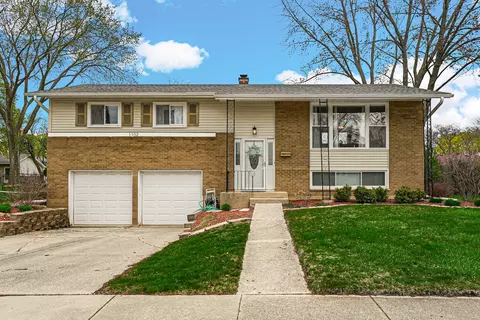 1102 E Paddock Dr, Palatine, IL 60074