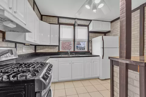 Kitchen - 5527 W Cornelia Ave, Chicago, IL 60641 photo 5 of 6