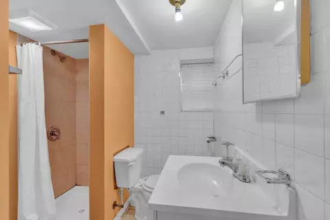 Bath - 5527 W Cornelia Ave, Chicago, IL 60641 photo 3 of 3
