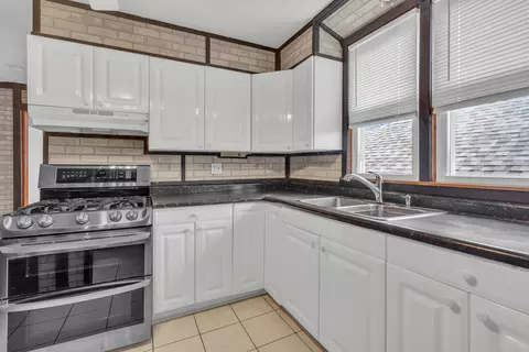Kitchen - 5527 W Cornelia Ave, Chicago, IL 60641 photo 4 of 6