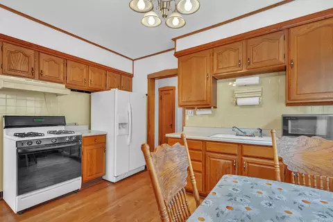 Kitchen - 5527 W Cornelia Ave, Chicago, IL 60641 photo 2 of 6