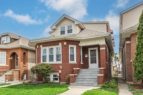 5527 W Cornelia Ave, Chicago, IL 60641
