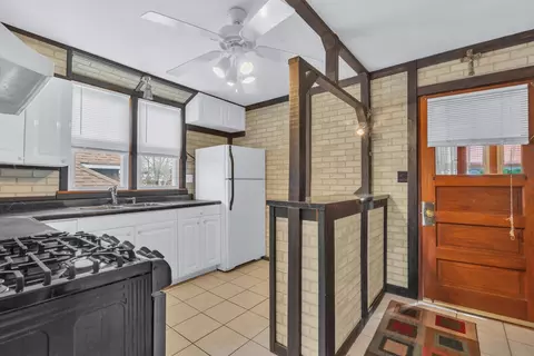 Entry Way - 5527 W Cornelia Ave, Chicago, IL 60641 photo 1 of 2
