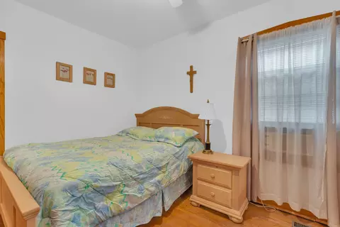 Bedroom - 5527 W Cornelia Ave, Chicago, IL 60641 photo 2 of 7