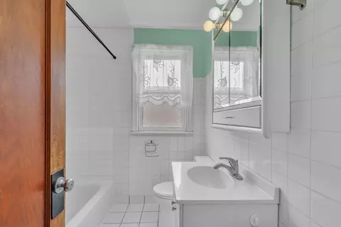 Bath - 5527 W Cornelia Ave, Chicago, IL 60641 photo 2 of 3