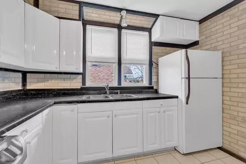 Kitchen - 5527 W Cornelia Ave, Chicago, IL 60641 photo 3 of 6