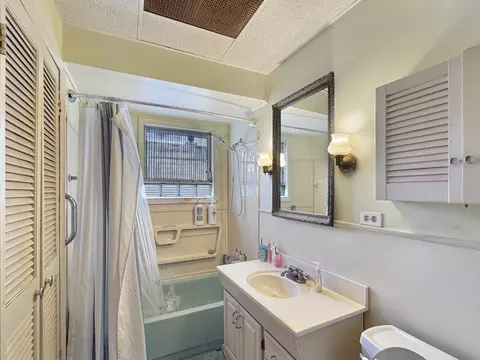 Bath - 5927 W Elm Ave, Berkeley, IL 60163 photo 1 of 1