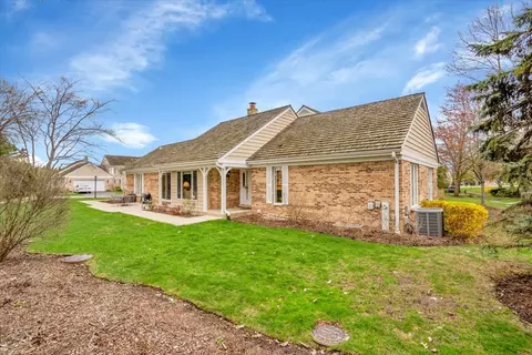 1389 Shire Cir #18, Inverness, IL 60067