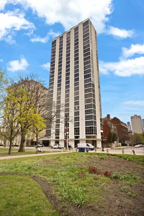 1555 N Dearborn Pkwy #4A, Chicago, IL 60610