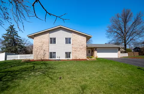 2532 Lee St, Woodridge, IL 60517