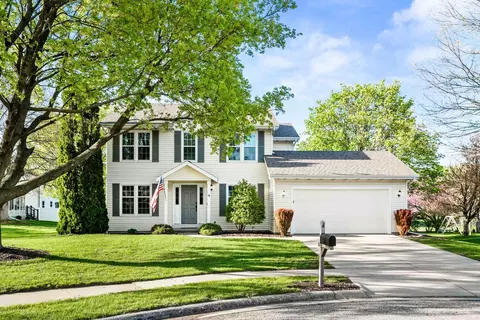 4 Tees Ct, Bloomington, IL 61704