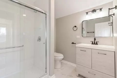 Bath - 324 Lawrence Ave, Elgin, IL 60123 photo 2 of 2