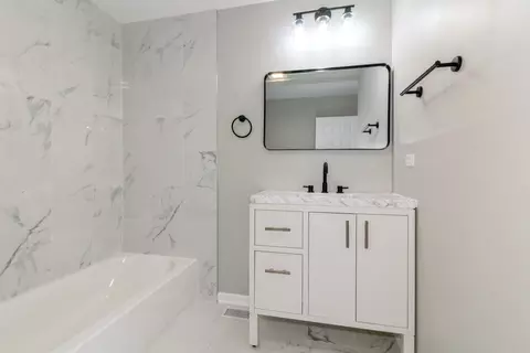 Bath - 324 Lawrence Ave, Elgin, IL 60123 photo 1 of 2